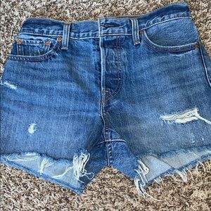 Levi’s distressed wedgie shorts 🤍